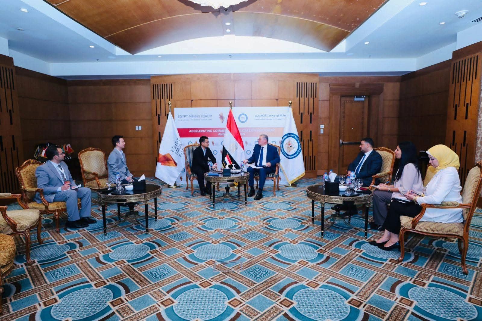وزير البترول والثروة المعدنية، يعقد اجتماعًا مع وفد من شركة "كيبنج سولار تكنولوجي" الصينية