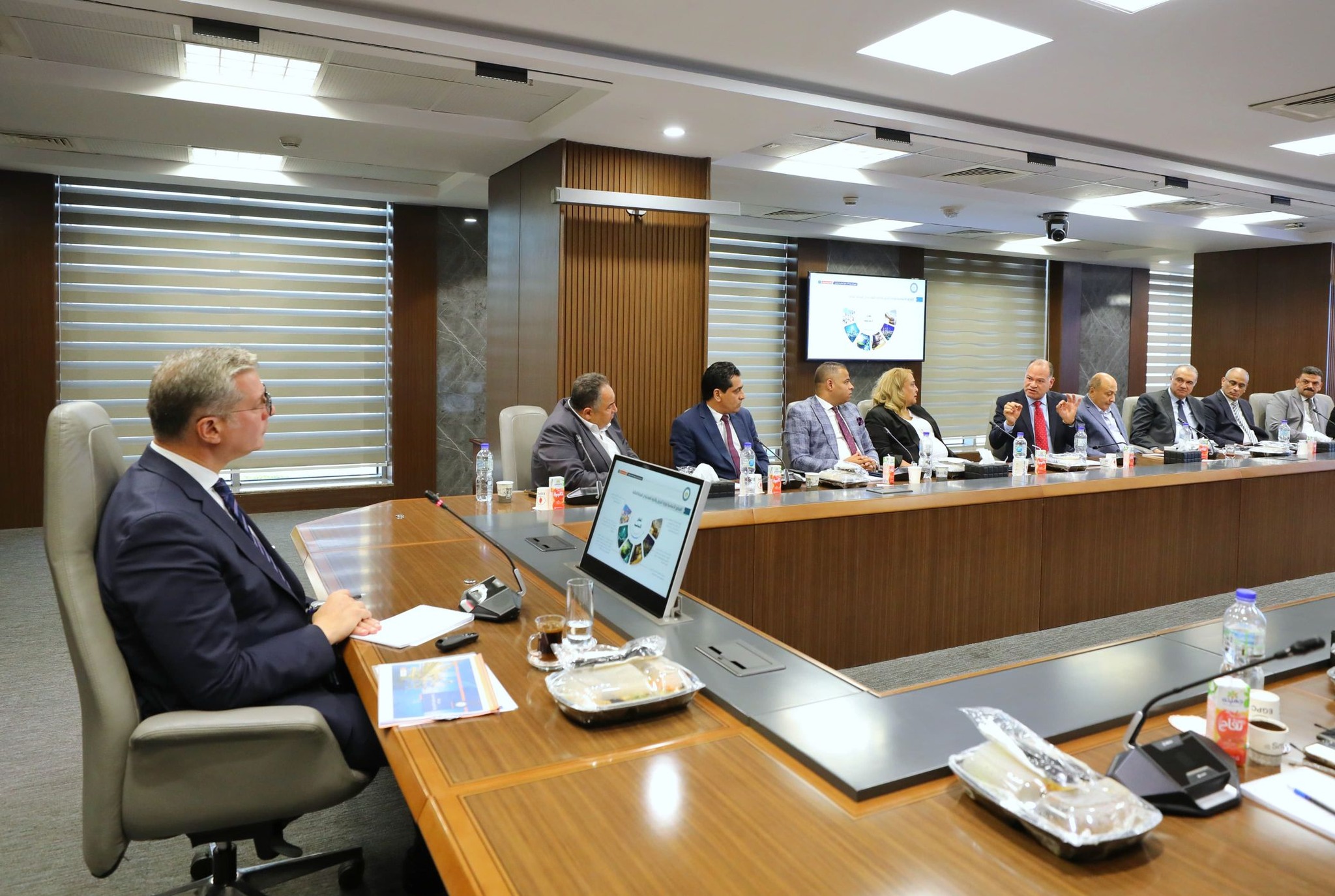 المهندس كريم بدوي وزير البترول والثروة المعدنية يلتقي مجموعة من كُتاب الرأي وخبراء الاقتصاد والطاقة