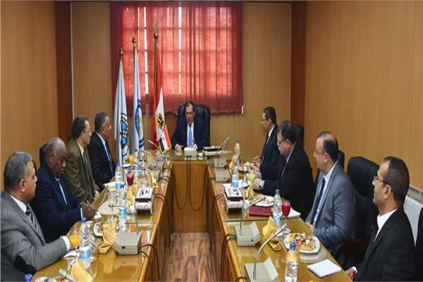 وزير البترول يعقد اجتماعا موسعا مع قيادات هيئة الثروة المعدنية