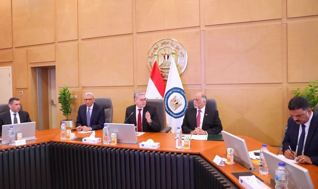 وزارة البترول تعقد اجتماعا موسعا مع مجموعة من المستثمرين في صناعة التعدين